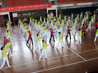 ８４人表演「北京体育大学体育館」