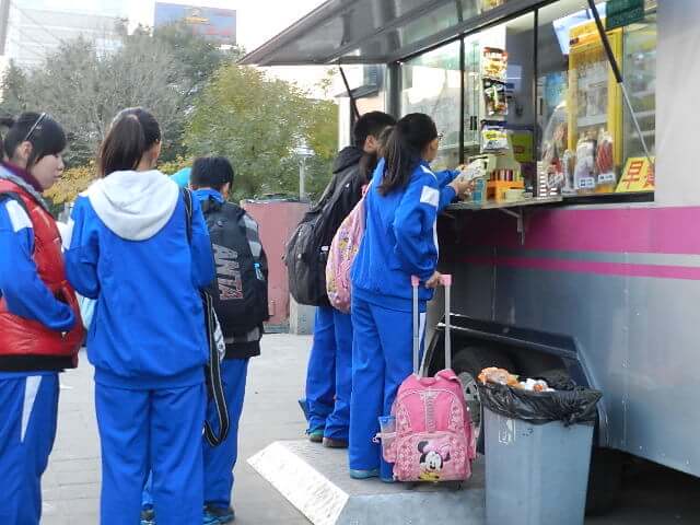 中国　写真で見る北京の街角～学生・子どもたちの関心は～屋台で、食堂で・・